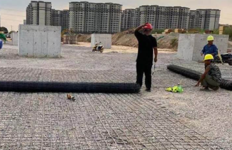 天坛街道土工格栅铺设前地基要怎么处理？